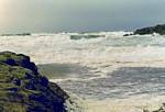 Rulli sulla spiaggia e sull'oceano scatenata, Quiberon, Bretagna, Francia.