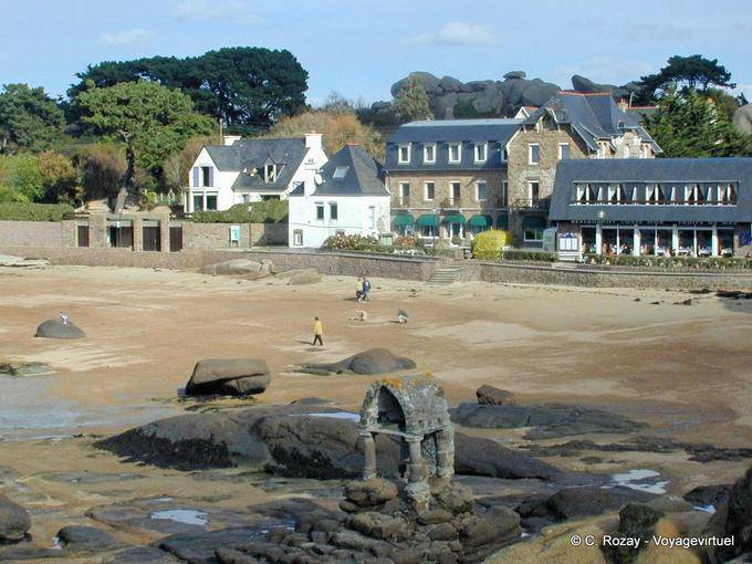 L'Oratorio di Saint-Guirec con la bassa marea nella baia, Bretagna - Francia
