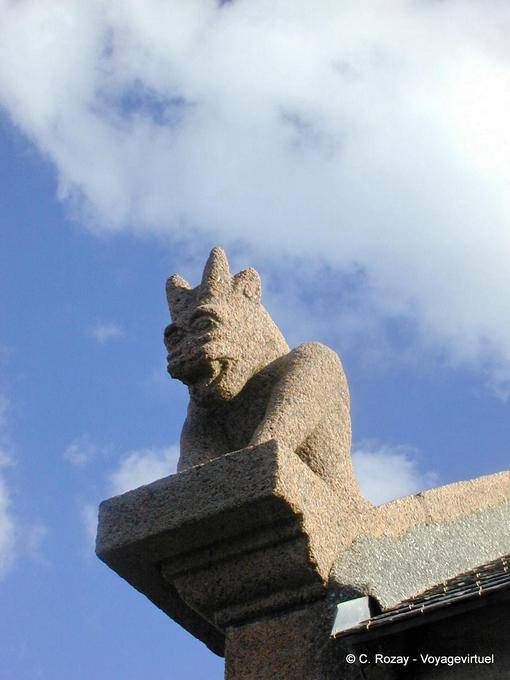 Tipo di gargoyle decorativo sul sentiero una falsa cappella doganieri, Bretagna - Francia