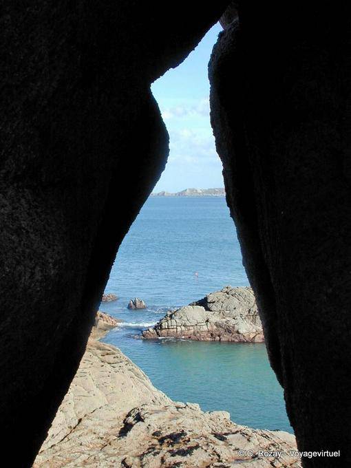 Tra le rocce, costa di granito rosa, Perros Guirec, Bretagna - Francia