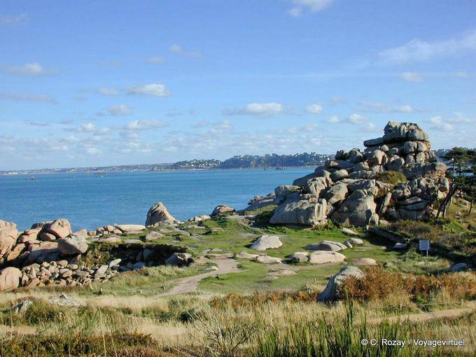 Louannec in lontananza, vista da un sentiero che costeggia la Gran Bretagna - Francia