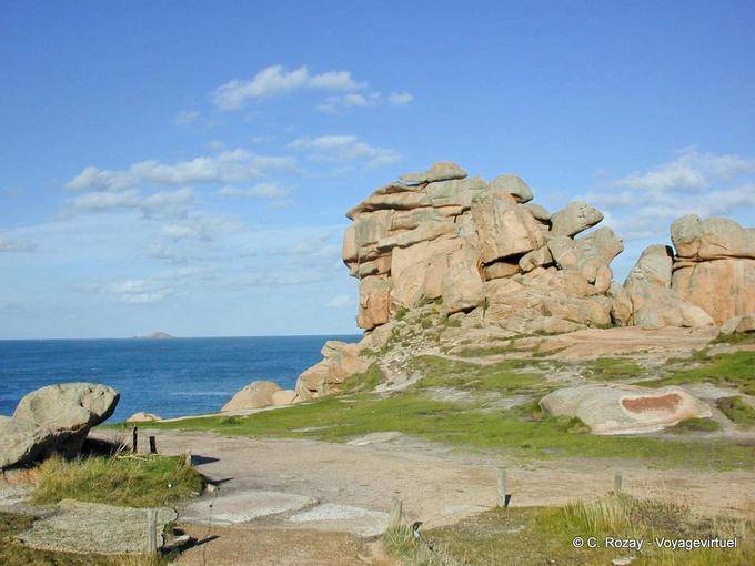 Granito rosa a forma di tartaruga, Traccia doganieri Perros Guirec, Bretagna - Francia