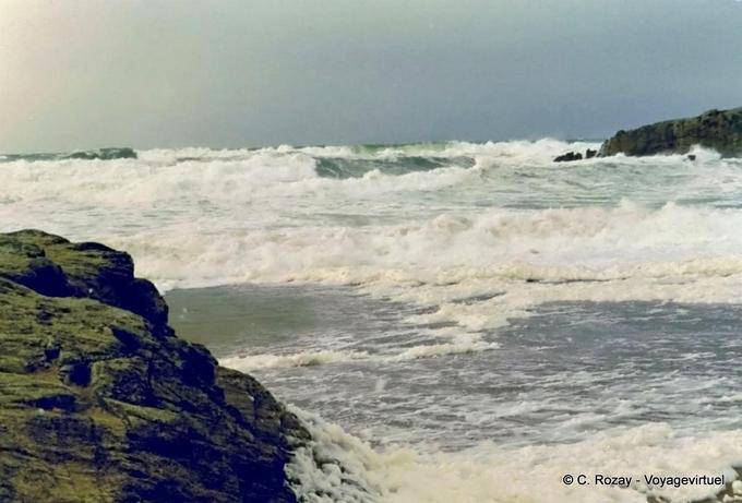Rulli sulla spiaggia e sull'oceano scatenata, Quiberon, Bretagna - Francia