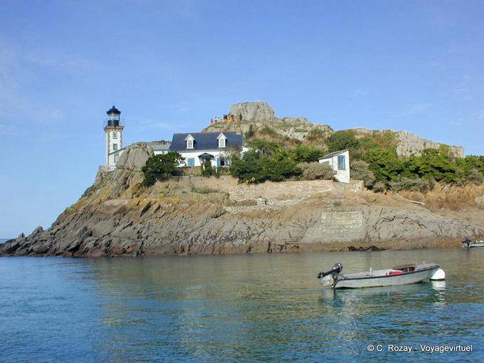 Faro e la casa sull'isola verso caramec Louët, Bretagna - Francia