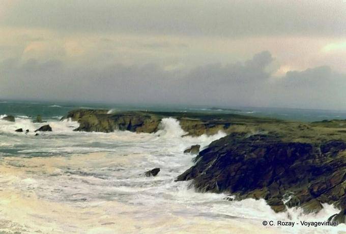 Onde tempestose sulla punta della penisola di Quiberon, Bretagna - Francia