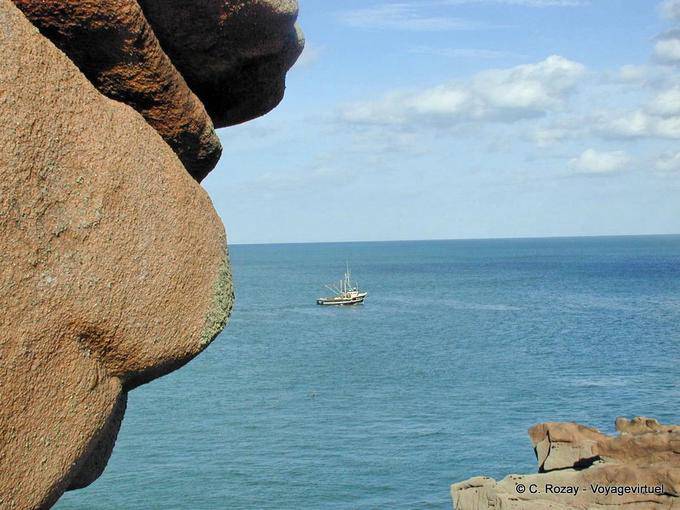 Barca da pesca visto dal Guardia costiera pista, Bretagna - Francia