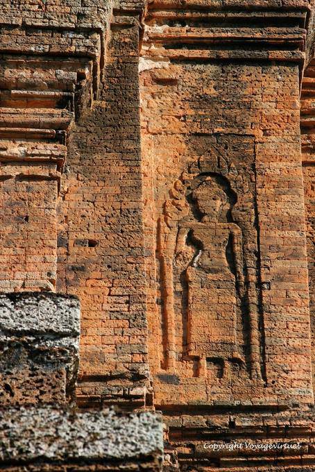 Devata mattone sul vicino tempio Baksei Chamkrong, Angkor, Cambogia