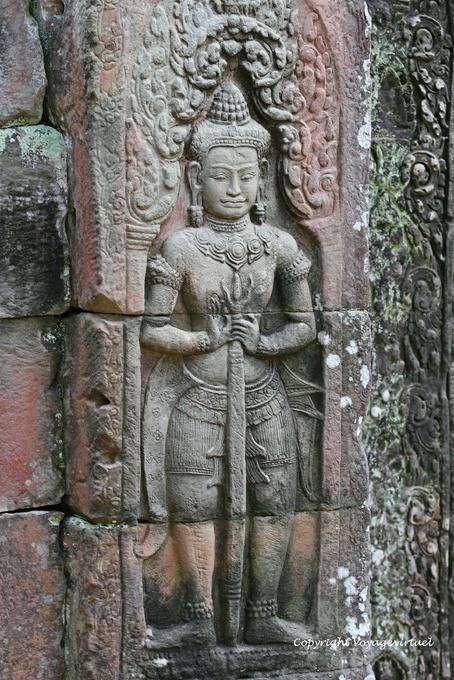 Devata scolpiti su una parete esterna, Banteay Kdei, Angkor, Cambogia
