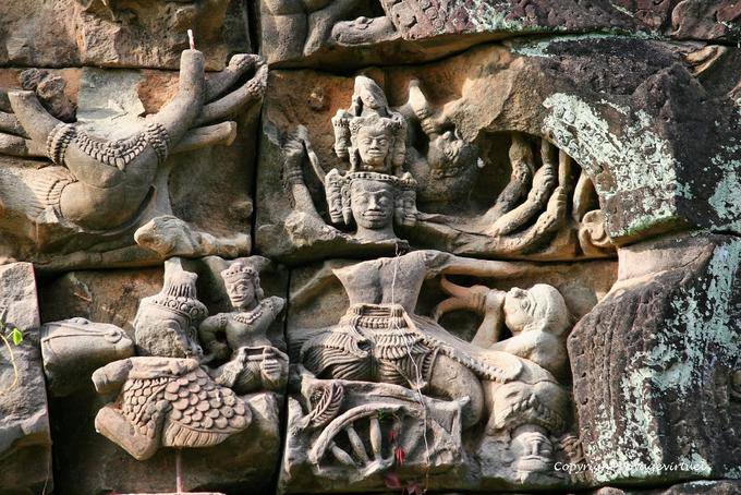 Concentrarsi sulle sculture frontone, di Banteay Samre, Angkor, Cambogia