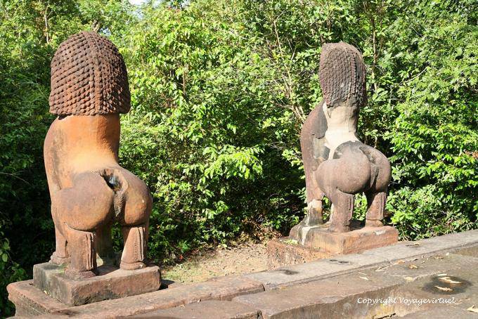 Lions scolpiti vista posteriore, Banteay Samre, Angkor, Cambogia
