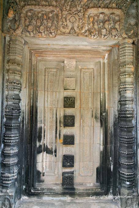 False porta con colonne e frontoni con naga, di Banteay Samre, Angkor, Cambogia