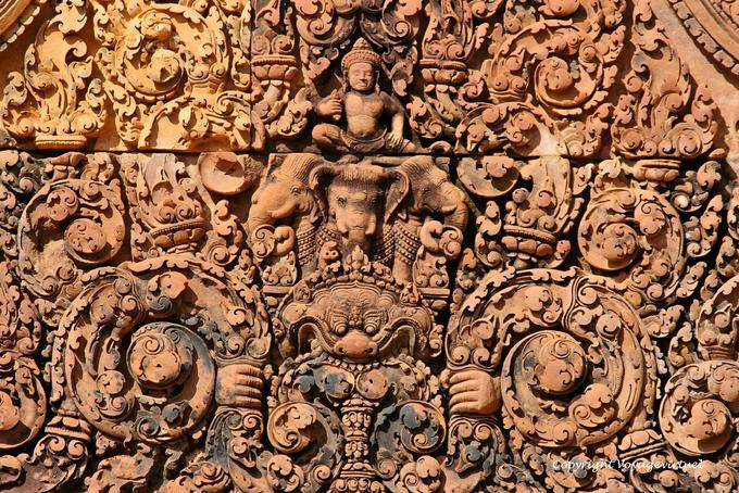 Decorative bassorilievo sopra una porta, Banteay Srei, Angkor, Cambogia