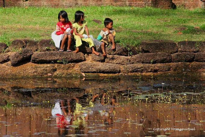 Bambini sul bordo del fossato Banteay Srei, Angkor, Cambogia