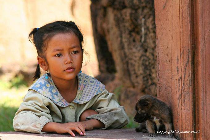 Bambina e cucciolo sul sito di Banteay Srei, Angkor, Cambogia