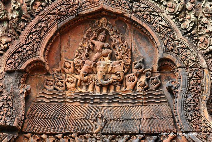 Indra sul suo elefante Airavata tre teste, Banteay Srei, Angkor, Cambogia