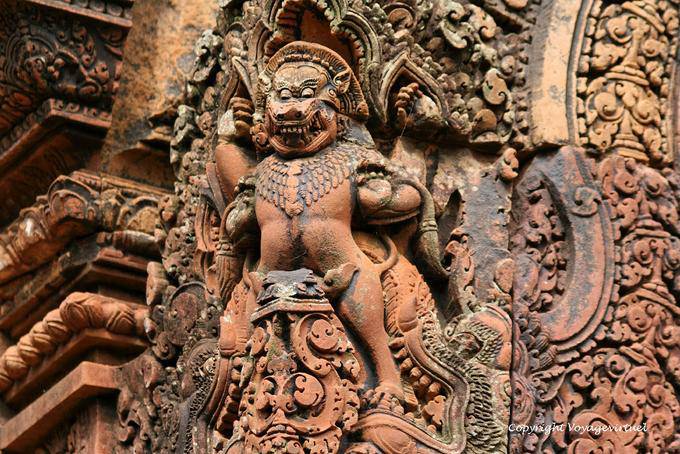 Emergendo dalle fauci della makara, Simha leone, Banteay Srei, Angkor, Cambogia