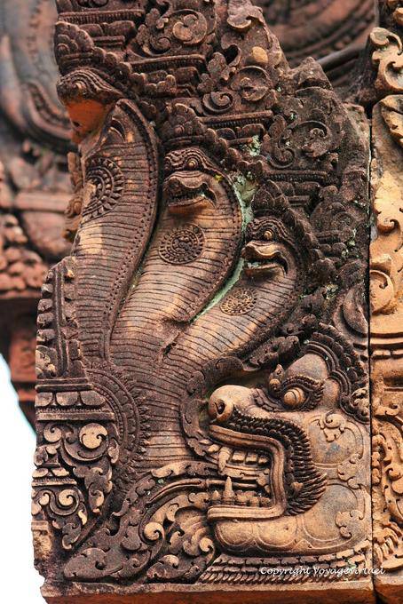 I tre nagas in bocca di kala, Banteay Srei, Angkor, Cambogia