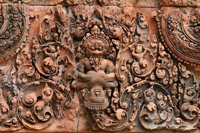 Vishnu petto strappato del re di Asura, Banteay Srei, Angkor, Cambogia