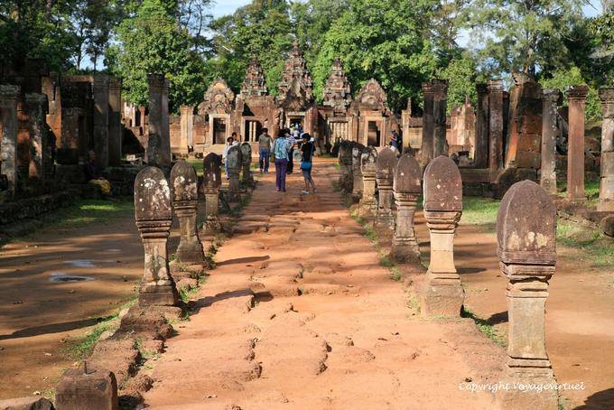 Piano foderato con terminali fallici, Banteay Srei, Angkor, Cambogia