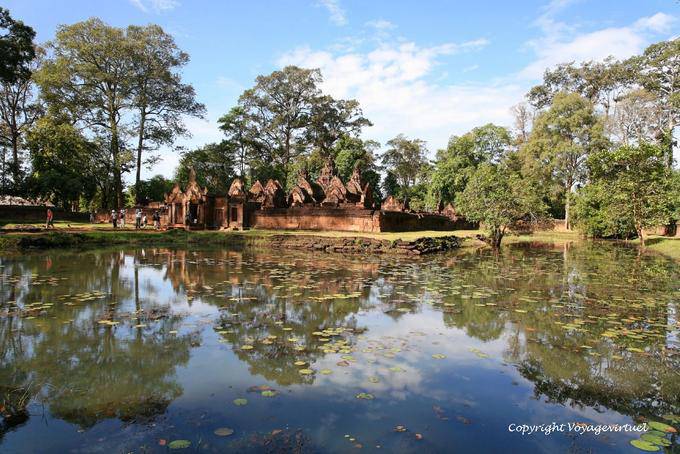 Banteay Srei, visione generale del secondo altoparlante dal fossato, Angkor, Cambogia