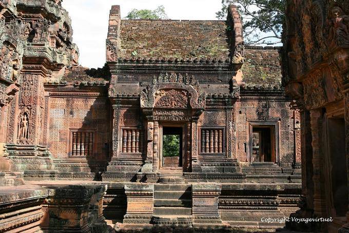 Lato sud-ovest, dietro il santuario principale di Banteay Srei, Angkor, Cambogia