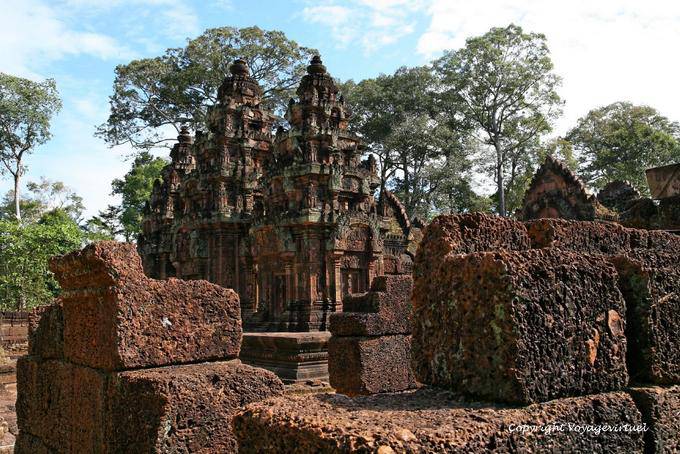 Blocchi di arenaria rosa di fronte al santuario centrale, Banteay Srei, Angkor, Cambogia