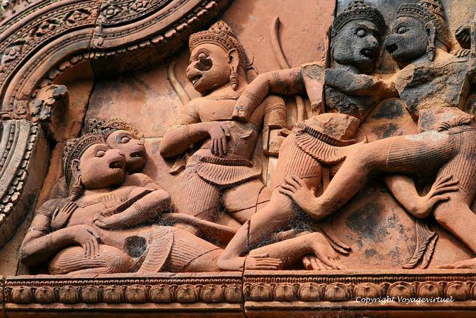 Lotta tra Valin e Surgrîva, gopura I, Banteay Srei, Angkor, Cambogia