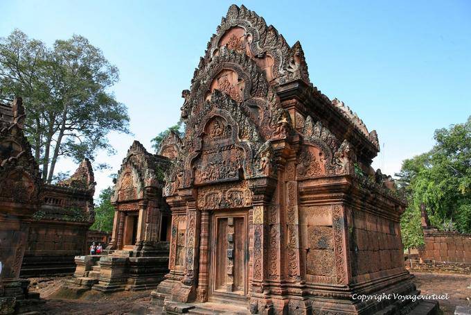 Biblioteca del Nord e fase frontone del Mahabharata, Banteay Srei, Angkor, Cambogia