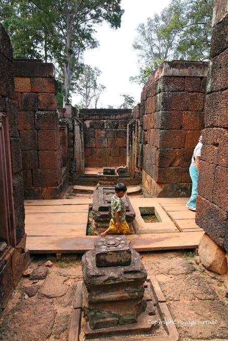 Linga e yoni tra ragazzo, Banteay Srei, Angkor, Cambogia