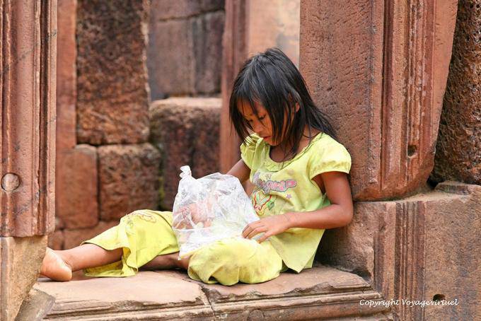 Le giovani donne cambogiane nella cittadella, Banteay Srei, Angkor, Cambogia