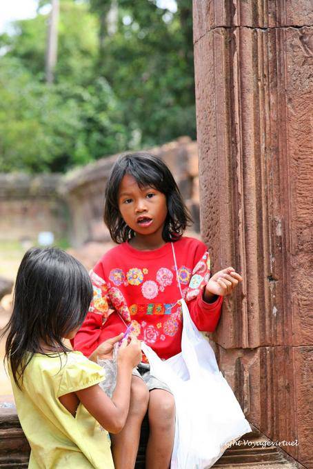 Cambogiennes ragazze sul luogo di Banteay Srei, Angkor, Cambogia