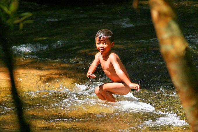 Nuoto Bambino, sito Kbal Spean, Angkor, Cambogia