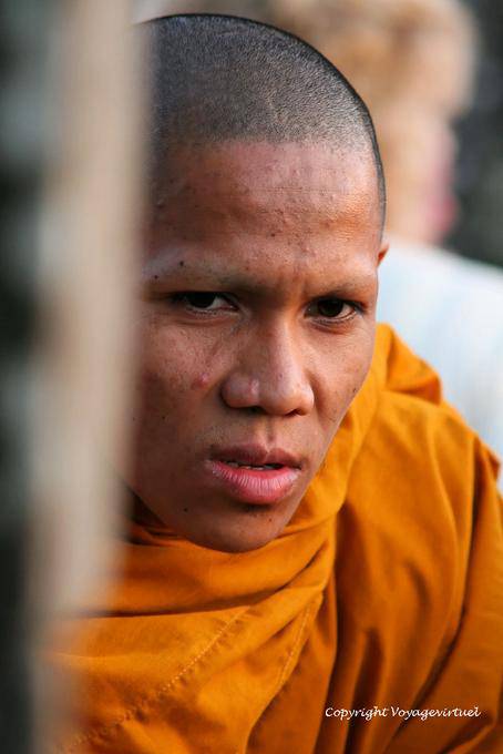 Phnom Bakheng Regard monaco giallo, Angkor, Cambogia