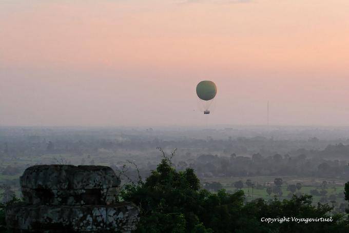 Mongolfiera nel cielo Phnom Bakheng, Angkor, Cambogia