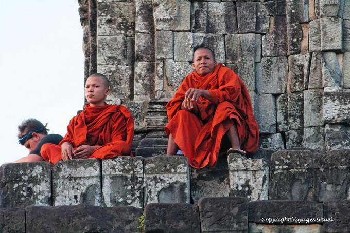 Gli uomini in rosso Phnom Bakheng, Angkor, Cambogia