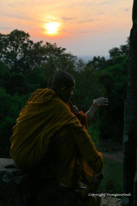 Monaci e tramonto Phnom Bakheng, Angkor, Cambogia