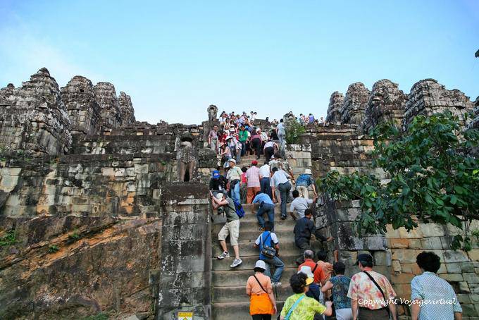 I turisti sulle scale di Phnom Bakheng, Angkor, Cambogia