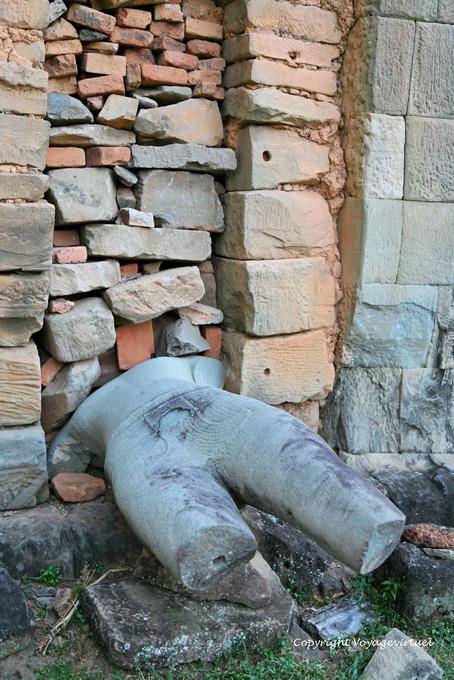 Statua incasso nel muro, Phnom Bakheng, Angkor, Cambogia