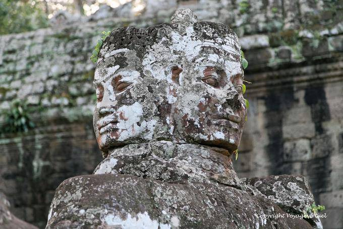 Sereno Giant affronta Victory Gate, Angkor, Cambogia