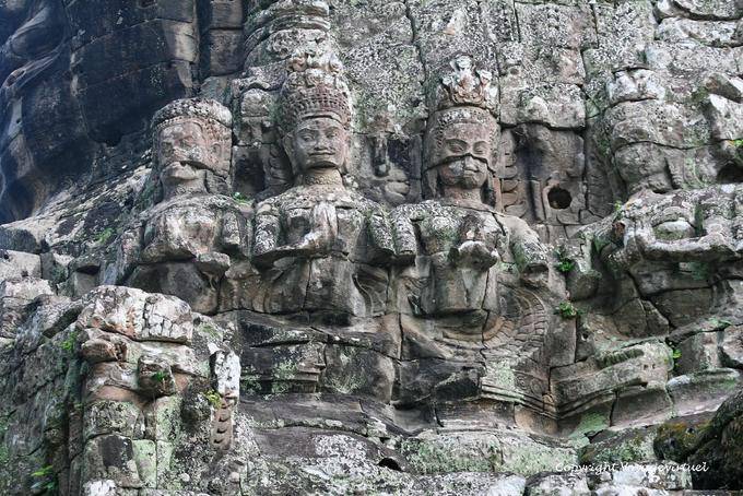 Close-up sulle statue della Porta Vittoria, Angkor, Cambogia