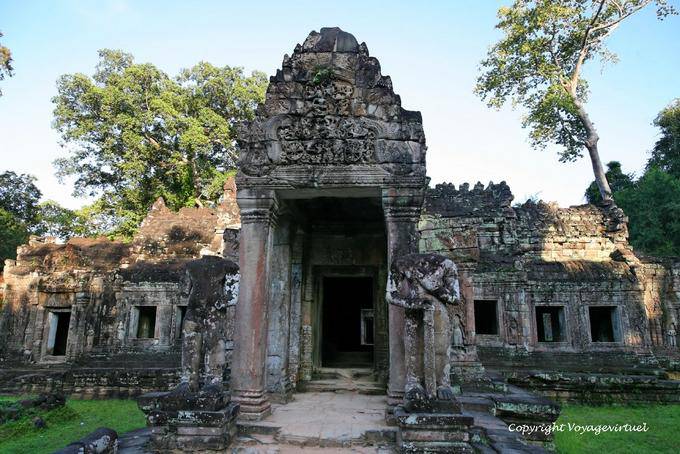 Le guardie all'ingresso bastone Preah Khan, Angkor, Cambogia