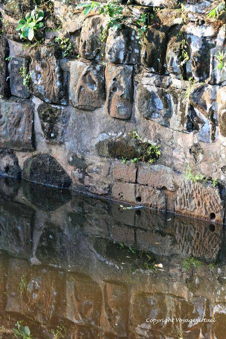 Teste fossati pareti scolpite, Preah Khan, Angkor, Cambogia