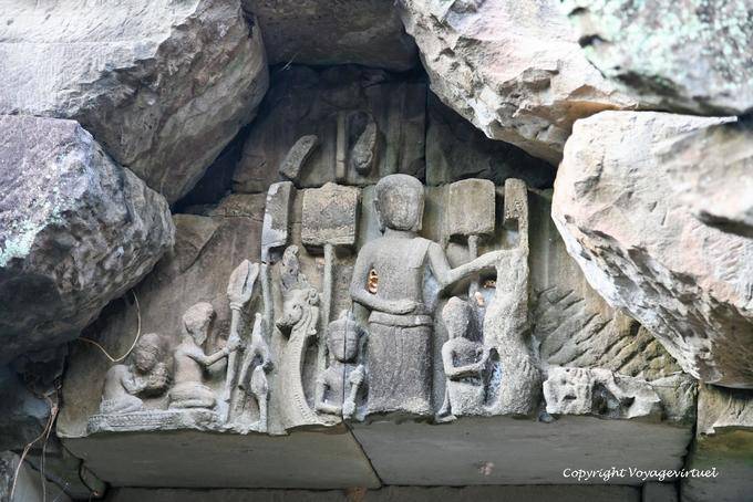 Un'offerta seduto scultura Preah Khan frontone, Angkor, Cambogia