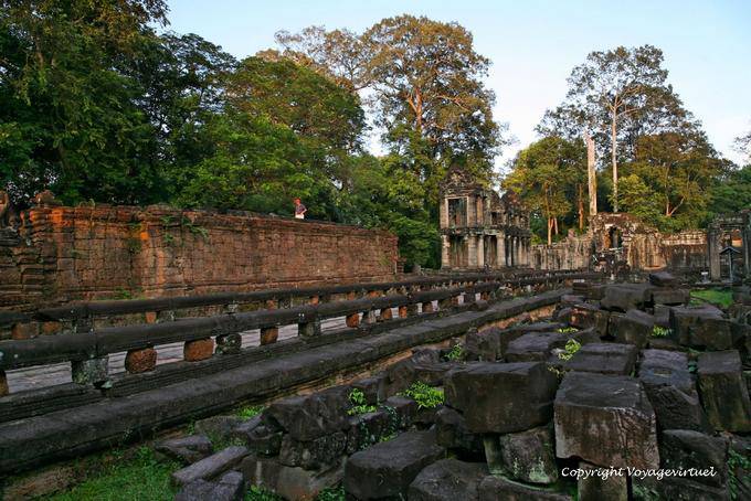 Ringhiere pavimentazione asfaltata, attraverso il sito, Preah Khan, Angkor, Cambogia