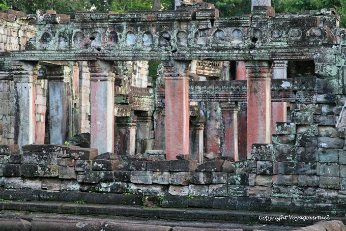 Colonne colorate dei ballerini sala, Preah Khan, Angkor, Cambogia