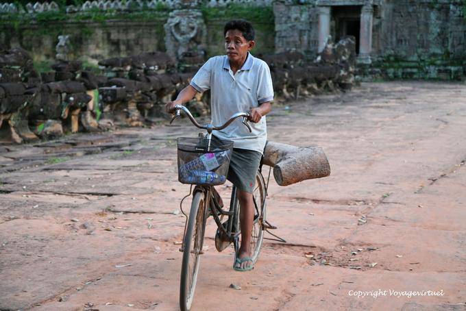 Ciclismo e antica Preah Khan, Angkor, Cambogia