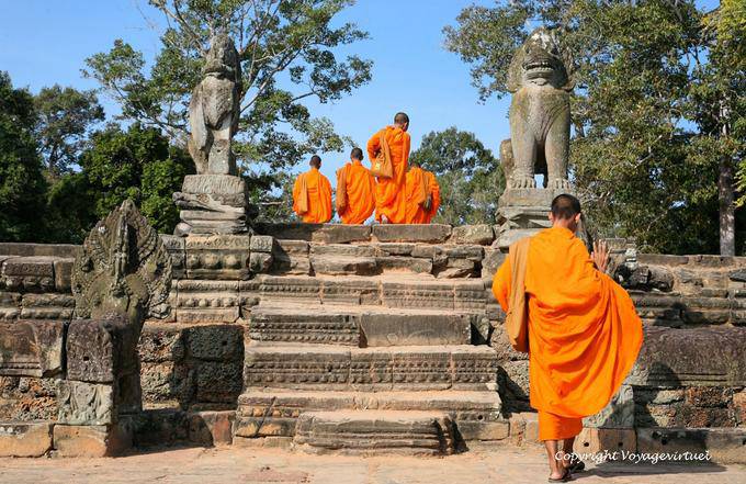Passi e due lezioni custodi, Srah Srang, Angkor, Cambogia