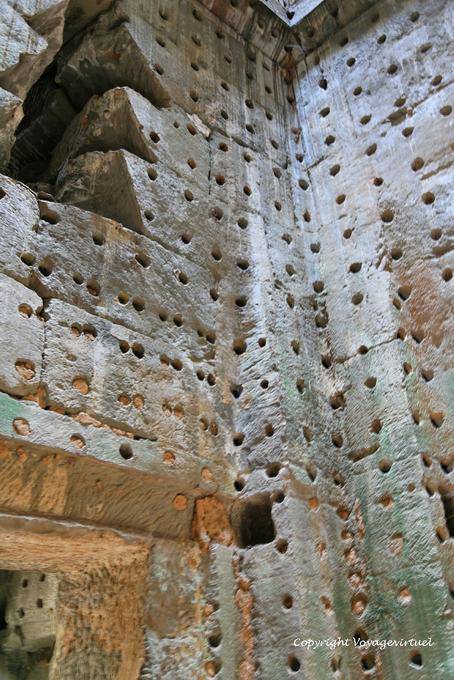 Fori nelle pietre, Ta Prohm,, Angkor, Cambogia