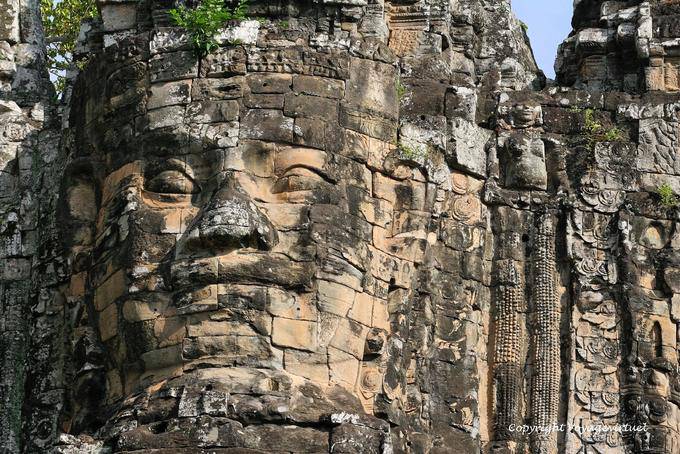 Potere reale su una delle porte di Angkor Thom, Angkor, Cambogia