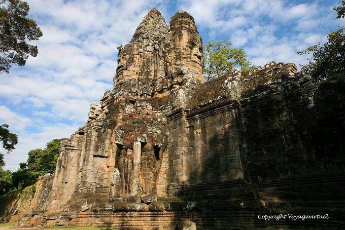 Avalokitesvara faccia rappresentante sulla torre della Porta Sud, Angkor Thom, Angkor, Cambogia